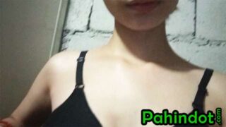 Close up video finger sa wet na kepyas