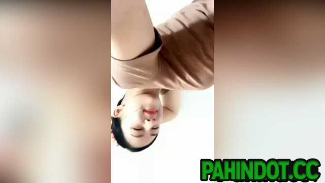 Gandang Dalaga Nagpasilip ng Pwet at Dede