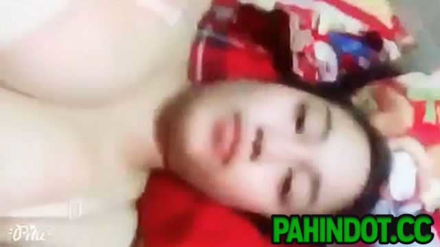 Lonely Pinay Rubbing Boobs Solo