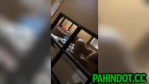 Mirror Shot habang si Pakner ay Chumuchupa