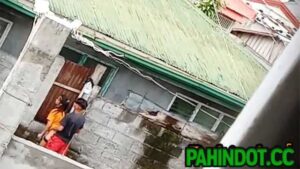 Nagiyotan sa Kanto habang Walang Tao