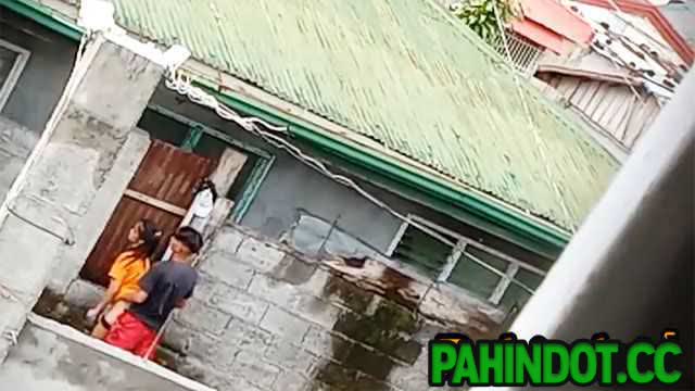 Nagiyotan sa Kanto habang Walang Tao