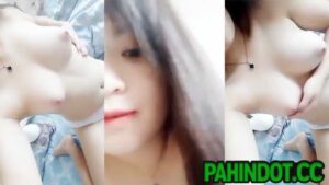 Selfie sa Makinis at Hubad na Katawan