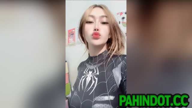 Sumaya sa Vibrator at Daliri