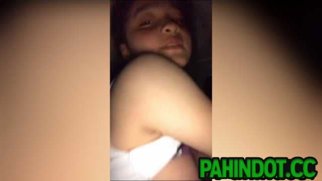 Umiyot ng Chicks sa Loob ng Kotse